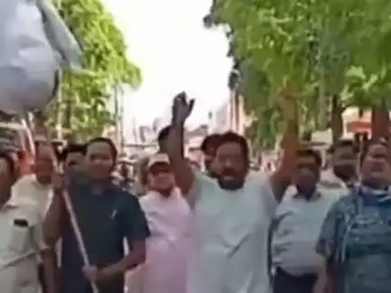 पहलगांम में हिंदू पर्यटकों की हत्या का विरोध,हसनपुर में विहिप और बजरंग दल ने पाक आतंकियों का पुतला फूंका