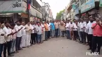 धर्माबाद: पानसरे चौक येथे सर्व धर्मीय सर्व पक्षीय कार्यकर्त्यांनी अतिरेक्याचा पुतळा जाळत केले तीव्र निषेध