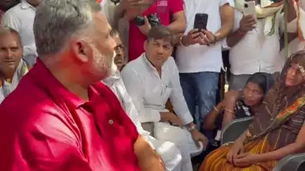 भोजपुर जिला में जो बाराती के दौरान घटना घटा है उसके परिजनों से मिलने के लिए सांसद पप्पू यादव जी पहुंचे और अपराधीको गिरफ्