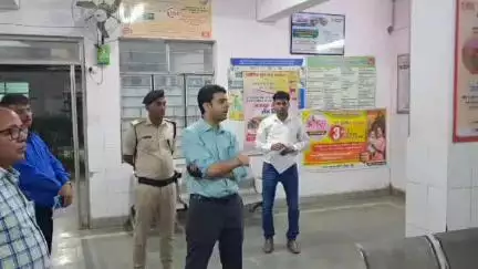बाजपट्टी: बाजपट्टी प्राथमिक स्वास्थ्य केंद्र का डीएम ने किया औचक निरीक्षण, प्रभारी चिकित्सा पदाधिकारी का वेतन रोका गया