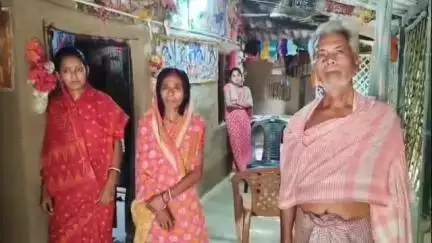 পিংলা: জামনার তিন জন কাশ্মীরে বেড়াতে গিয়ে আটকে  রয়েছে,পহেলগাঁওয়ের ঘটনায় চিন্তিত তাঁরা,খোঁজ নিতে বাড়ীতে হাজির পাবলিক অ্যাপ