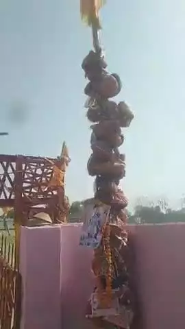 सलेमपुर में बाबा मरीजिन का इलाज़ करते 
बाबा का बैठने का समय सुबह 9बजे से शाम 5बजे तक