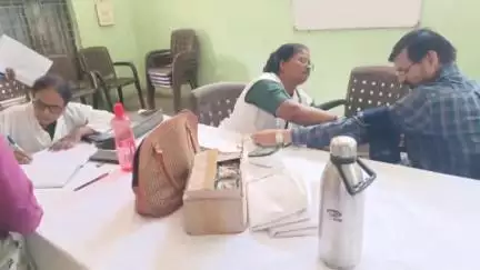 मोहखेड़: स्वास्थ्य विभाग ने जनपद पंचायत मोहखेड़ के सभी सचिव, जीआरएस और अन्य स्टाफ का स्वास्थ्य परीक्षण किया