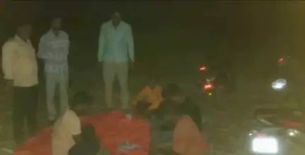 తెనాలి: జిల్లాలోని తెనాలి గురవయ్య కాలనీలో పేకాట ఆడుతున్న నలుగురు వ్యక్తులను అదుపులోకి తీసుకున్న పోలీసులు