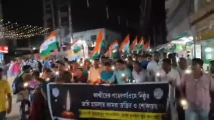 সিঙ্গুর: কাশ্মীরে জঙ্গি হানায় নিরীহ পর্যটকদের গুলি করে হত্যার প্রতিবাদে হুগলির সিঙ্গুরে মোমবাতি মিছিল তৃণমূলের