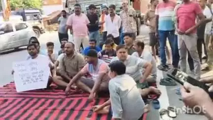 बसिया: पहलगाम आतंकी घटना के विरोध में खुदी चौक बसिया में लोगों ने सड़क को किया जाम, बंद का व्यापक असर