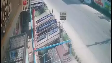മാവേലിക്കര: ചെട്ടികുളങ്ങരയിൽ സ്വകാര്യ നേഴ്സിങ് കോളേജിന്റെ വാഹനം മതിലിൽ ഇടിച്ച് അപകടം, സി.സി.ടി.വി ദൃശ്യം പുറത്ത്