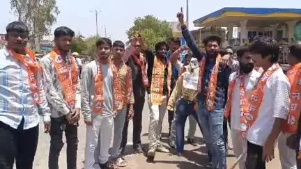 पहलगांव आतंकी हमले के विरोध में शिव सेना (शिंदे गुट) ने आतंकवाद का पुतला जलाया, लगाए 'पाकिस्तान मुर्दाबाद' के नारे