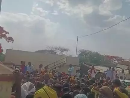 multaai Kanya Vivah Yojana mein Aaye log khane ke liye lagi avastha