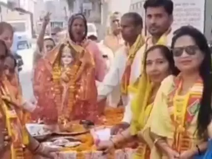 हसनपुर में मां नैना देवी की मूर्ति स्थापना,भव्य शोभायात्रा में महिलाओं ने किया भजन और नृत्य, पुष्प वर्षा से हुआ स्वागत