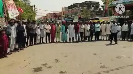 డోర్నకల్: పెహల్గాం ఘటనను నిరసిస్తూ పట్టణంలో ప్రత్యేక ప్రార్థనల అనంతరం ముస్లింలు మానవహారం
