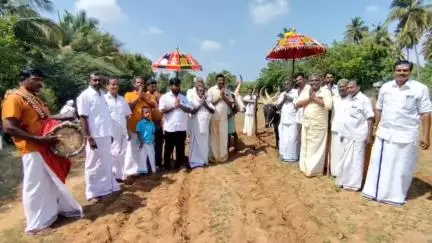 சிங்கம்புனரி: சேவுக பெருமாள் அய்யனார் கோவில் நிலத்தில் பாரம்பரிய முறைப்படி நடைபெற்ற "பொன் ஏர் விடும் விழா"