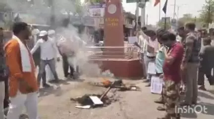 कसरावद: पहलगाम नरसंहार के विरोध में विश्व हिंदू परिषद और बजरंग दल ने आतंकवाद का पुतला फूंका