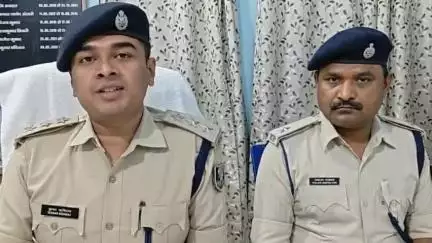 हल्दी लदे ट्रक लूटने के आरोपी विकास सिंह की गिरफ्तारी पर प्रेस कॉन्फ्रेंस करते दाऊदनगर एसडीपीओ कुमार ऋषिराज 

#दाऊदनगर