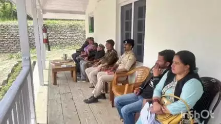 टापरी: एसएचओ पुलिस घना टापरी ने ग्राम उरनी में स्थानीय निवासियों और ग्राम पंचायत प्रतिनिधियों के साथ की बैठक