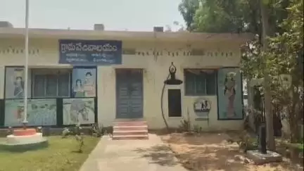 దామరచర్ల: వాడపల్లి పంచాయతీ సెక్రెటరీని సస్పెండ్ చేయాలని డిమాండ్ చేస్తూ గ్రామస్తుల ఆందోళన