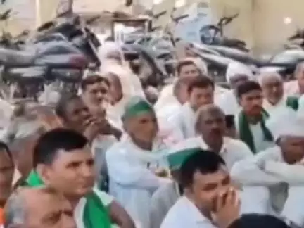 किसानों को मिल रही सिर्फ 2 घंटे बिजली,हसनपुर में भाकियू की पंचायत में विद्युत अधिकारियों को घेरा, की दी चेतावनी