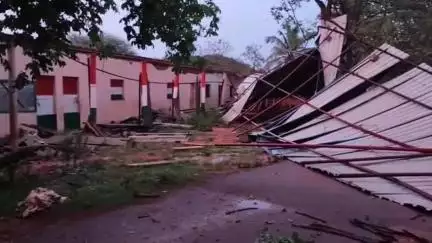 ಗುಬ್ಬಿ: ಹೇರೂರು ಬಳಿ ಬಾರಿ ಗಾಳಿ ಮಳೆ, ಹಾರಿಹೋದ ಶಾಲೆ ಮೇಲ್ಚಾವಣಿ ಶೀಟುಗಳು