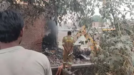 naroli ki dukan ne fata ges selandr dukan jal kar hui rakh