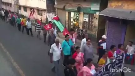 বাদুড়িয়া: কাশ্মীরে সন্ত্রাসবাদী হামলায় নিহতদের সমবেদনায় ও সন্ত্রাসবাদের বিরুদ্ধে বাদুড়িয়ায় CPIM এর ধিক্কার মিছিল