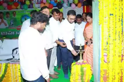 మునగాల: గ్రామంలోనే భూ సమస్యలు పరిష్కారం: మునగాలలో కలెక్టర్ తేజస్