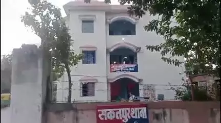 तारडीह: सकतपुर थाना क्षेत्र के कुर्सो लंका टोला में चोरों ने बंद घर का ताला और खिड़की के राड काटकर लाखों रुपये की चोरी की