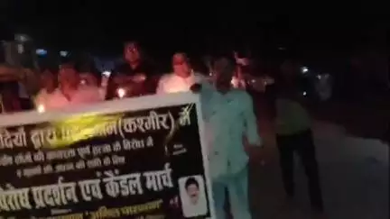 गुठनी: पहलगाम में आतंकवादियों द्वारा निर्दोष लोगों की हत्या के विरोध में गुठनी में निकाली गई कैंडल मार्च