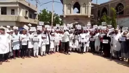 धनवार: खोरीमहुआ में मुस्लिम समुदाय ने पहलगाम आतंकी हमले के विरोध में काला बिल्ला लगाकर नमाज़ अदा की