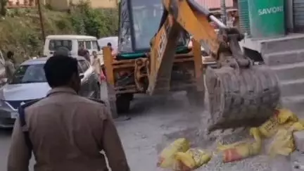 पुरोला: पुलिस ने अनावश्यक रूप से सड़क किनारे रखी भवन सामग्री को हटाया