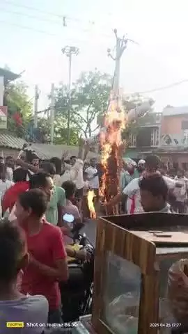 Bajrang dal ke dwara aatankwad ka putla jalaya Gaya Mavai up Fatehpur