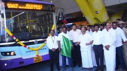 வண்டலூர்: தாம்பரம் அடுத்த மீனம்பாக்கம் விமான நிலையத்திலிருந்து கிளாம்பாக்கத்திற்கு  புதிய பேருந்துகளை அமைச்சர்கள் துவக்கி வைத்தனர்
