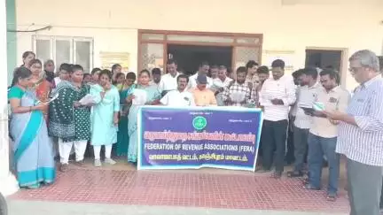 வாலாஜாபாத்: பல்வேறு கோரிக்கைகளை வலியுறுத்தி வாலாஜாபாத் தாலுகா அலுவலகத்தில் வருவாய் அலுவலர்கள் வெளிநடப்பு ஆர்ப்பாட்டம்