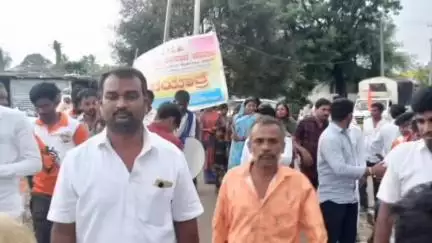 ಯಡ್ರಾಮಿ: ಕಣಮೇಶ್ವರ ಗ್ರಾಮದಿಂದ ಪಾದಯಾತ್ರೆ ಪ್ರಾರಂಭಿಸಿದ ತಳವಾರ ಎಸ್‌ಟಿ ಹೋರಾಟ ಸಮಿತಿ; ರೊಟ್ಟಿ, ಶೇಂಗಾ ಹಿಂಡಿ ಕೊಟ್ಟು ಮಹಿಳೆಯರ ಬೆಂಬಲ