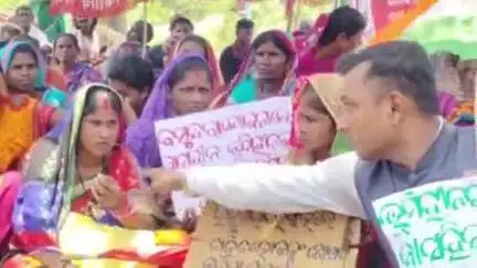 ବ୍ରହ୍ମଗିରି: ତହସିଲ କାର୍ଯ୍ୟାଳୟ ସମ୍ମୁଖରେ ବସୁନ୍ଧରା ଯୋଜନାରେ ଭୂମିହୀନଙ୍କୁ ଜମି ପଟ୍ଟା ଯୋଗାଇବା ପାଇଁ ବିକ୍ଷୋଭ ପ୍ରଦର୍ଶନ