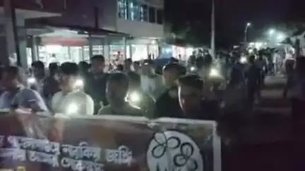 হাড়োয়া: কাশ্মীরের হত্যা কান্ডের প্রতিবাদ শঙ্করপুর অটো ষ্ট্যান্ড থেকে মোমবাতি জ্বালিয়ে প্রতিবাদ মিছিল তৃণমূলের