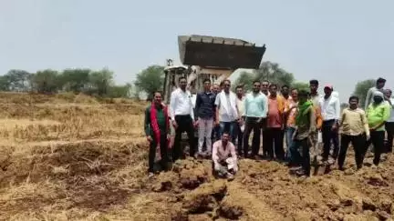 ग्राम पठारीडीह में 3 एकड़ की अवैध प्लॉटिंग का काटा गया रास्ता