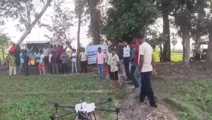 গড়বেতা ২: গড়বেতা দু নম্বর ব্লকের গোয়ালতোড় ড্রোন উড়িয়ে কৃষি দপ্তরের প্রশিক্ষণ