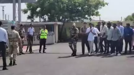 ஆலந்தூர்: விமான நிலையத்தில் "தளபதி தளபதி" என ஒலித்த குரல் - விஜய் கொடுத்த க்யூட் ரியாக்சன்
