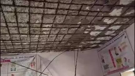 खमनोर: झालो की मंदार में राजकीय स्कूल की छत का प्लास्टर गिरने से मची अफरा-तफरी, दो बच्चे हुए घायल