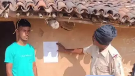 पिपरा: पीपरा पुलिस ने देवगन गांव के फरार वारंटी संजय यादव के घर पर इश्तिहार चिपकाया