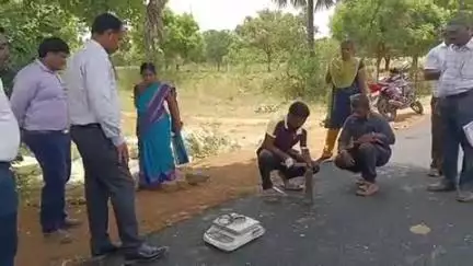 கடையநல்லூர்: பொய்கை பகுதியில் அமைக்கப்பட்ட தார் சாலையை தோண்டி ஆய்வு செய்த ஆட்சித் தலைவர்
