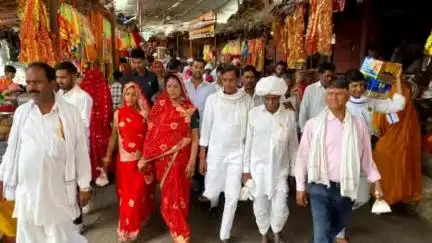 राहुवास: विधायक दीनदयाल बैरवा ने पपलाज माता मंदिर में दर्शन कर चढ़ाया चांदी का छत्र, क्षेत्रवासियों की खुशहाली की कामना की