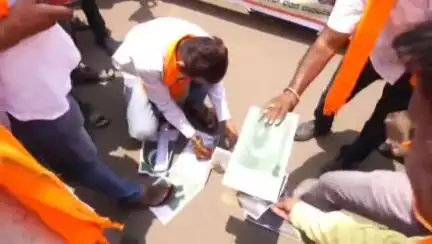 ಹುಕ್ಕೇರಿ: ಉಗ್ರರ ದಾಳಿ ಖಂಡಿಸಿ ಪಟ್ಟಣದಲ್ಲಿ ಹಿಂದೂಪರ ಸಂಘಟನೆಗಳಿಂದ ಬೃಹತ್ ಪ್ರತಿಭಟನೆ