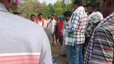 ओसंगी गांव में  जोबा माझी नई पुलिया का निर्माण करने के लिए आया। लोगों को खुशियों ले लाया। साथ मिलकर  स्वागत किया। जाय @@