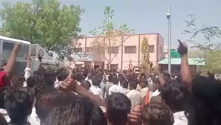 वर्तमान सरपंच प्रीतमजी पाल ग्राम कूपा तहसील सारंगपुर को न्याय दिलाने के लिए उमढ़ा जन सेलाभ  लिमाचौहान में किया चक्का जाम