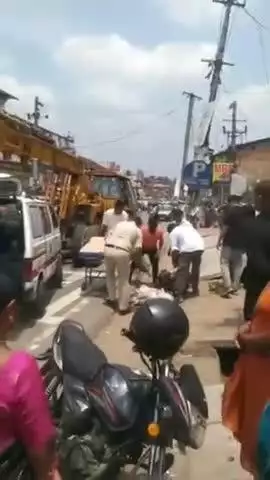 ಗೋಣಿಕೊಪ್ಪ ಪಟ್ಟಣದಲ್ಲಿ ಪಾದಚಾರಿ ಕಾಲಿನ ಮೇಲೆ ಹರಿದ ಕ್ರೇನ್
