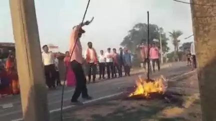 डुमरी: मझगांव में आतंकवाद के विरोध में रैली निकाली गई, आतंकियों का पुतला फूंका गया