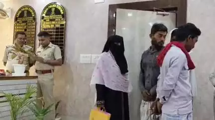 কান্দি: সাম্প্রদায়িক সম্প্রীতির অনন্য নজির কান্দিতে, দুর্ঘটনায় আহত নবদম্পতির পাশে দুই সম্প্রদায়; 275000 টাকার সাহায্য প্রদান