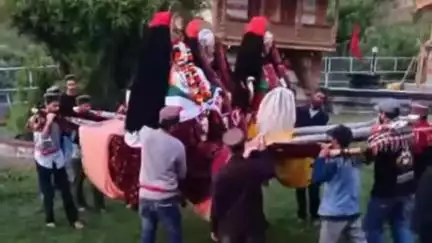 सराहन: बोंडा में आयोजित हुआ ऐतिहासिक व पारंपरिक बैसाख मेला, पारंपरिक नाटी लगाते हुए नजर आए देवता