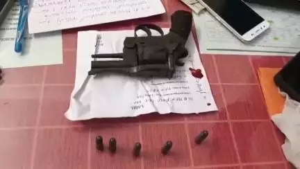 ফরাক্কা: পাচার করার আগে ১টি আগুনে অস্ত্ ৫টি কার্তুজ ২টি মোবাইল ও ১টি ল্যাপটপ সহ একজন গ্রেফতার করলো নিউ ফরাক্কার জিআরপি
